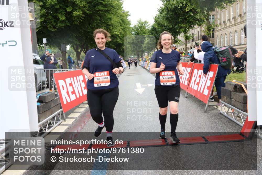 14.06.2026 - REWE Women's Run Strokosch-Dieckow http://msf.ph/oto/9761380 14.06.2026 11:14:11 Ziel 5151, 5152 meine-sportfotos.de
