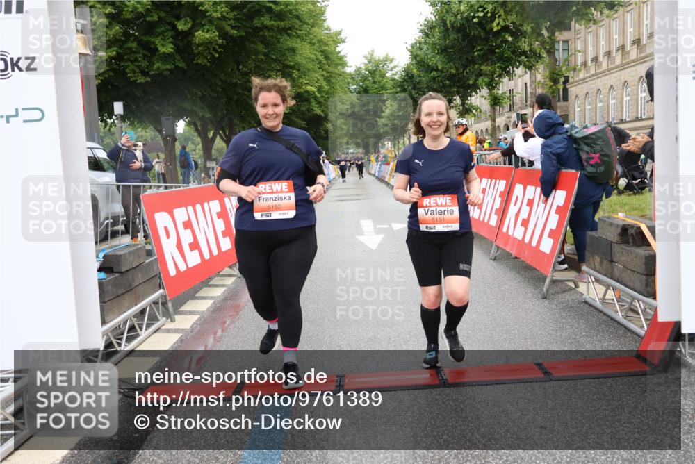 14.06.2026 - REWE Women's Run Strokosch-Dieckow http://msf.ph/oto/9761389 14.06.2026 11:14:11 Ziel 5151, 5152 meine-sportfotos.de