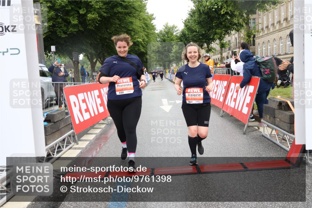 14.06.2026 - REWE Women's Run Strokosch-Dieckow http://msf.ph/oto/9761398 14.06.2026 11:14:11 Ziel 5151, 5152 meine-sportfotos.de