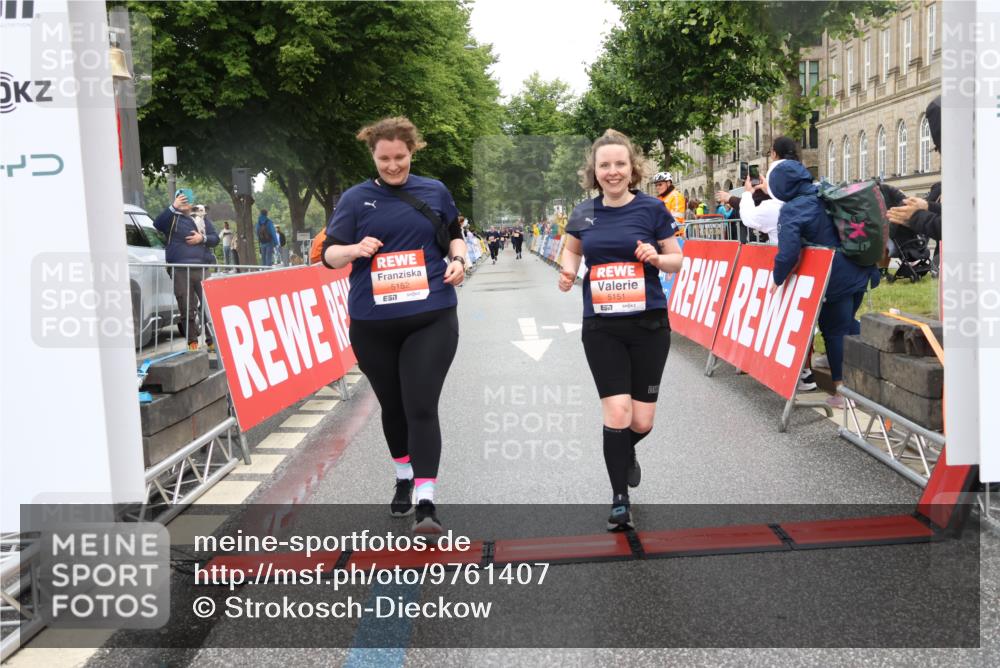 14.06.2026 - REWE Women's Run Strokosch-Dieckow http://msf.ph/oto/9761407 14.06.2026 11:14:11 Ziel 5151, 5152 meine-sportfotos.de