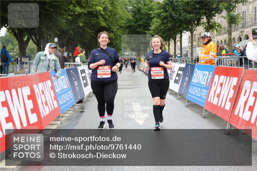 14.06.2026 - REWE Women's Run Strokosch-Dieckow http://msf.ph/oto/9761440 14.06.2026 11:14:09 Ziel 5151, 5152 meine-sportfotos.de
