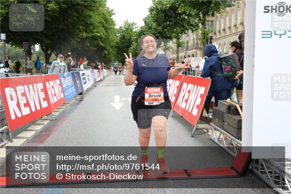14.06.2026 - REWE Women's Run Strokosch-Dieckow http://msf.ph/oto/9761544 14.06.2026 11:13:49 Ziel 5256 meine-sportfotos.de