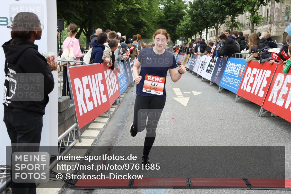 14.06.2026 - REWE Women's Run Strokosch-Dieckow http://msf.ph/oto/9761685 14.06.2026 10:58:34 Ziel 5107, 5303, 5871, 5898, 5980 meine-sportfotos.de