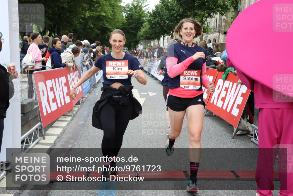 14.06.2026 - REWE Women's Run Strokosch-Dieckow http://msf.ph/oto/9761723 14.06.2026 10:58:30 Ziel 5107, 5111, 5303, 5320, 5871, 5898, 5980 meine-sportfotos.de
