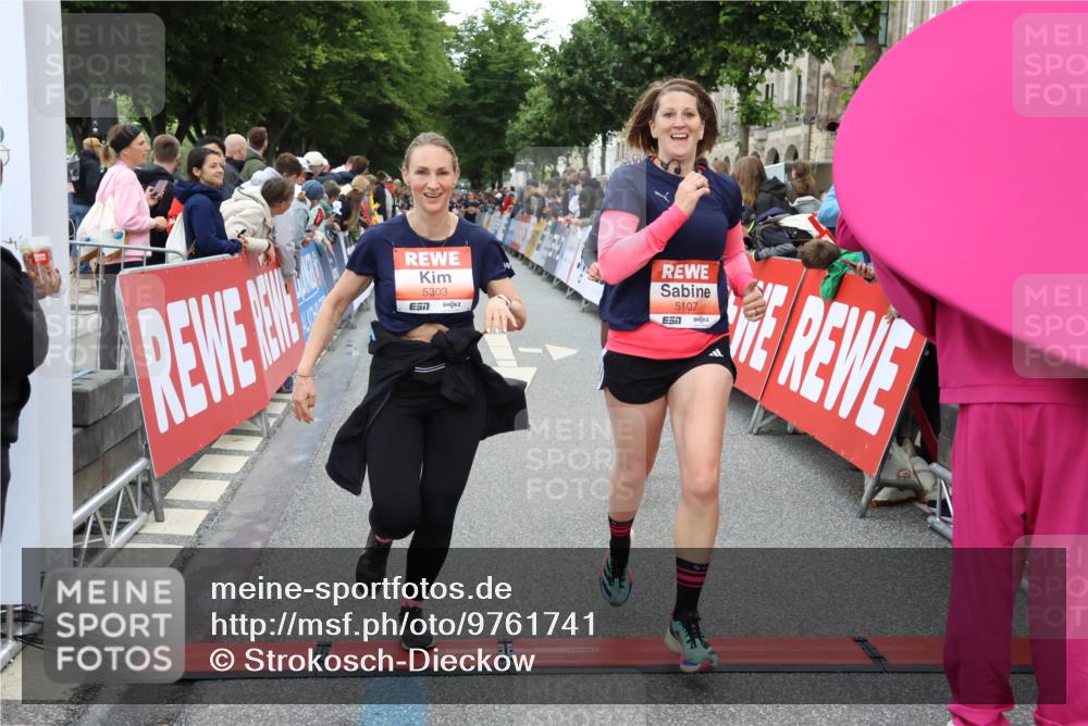 14.06.2026 - REWE Women's Run Strokosch-Dieckow http://msf.ph/oto/9761741 14.06.2026 10:58:30 Ziel 5107, 5111, 5303, 5320, 5871, 5898, 5980 meine-sportfotos.de