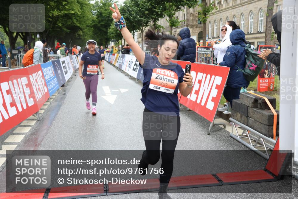 14.06.2026 - REWE Women's Run Strokosch-Dieckow http://msf.ph/oto/9761756 14.06.2026 11:13:37 Ziel 5057, 5252, 5537, 5564, 5645, 5678, 5726, 5936, 5955, 6033, 6059 meine-sportfotos.de