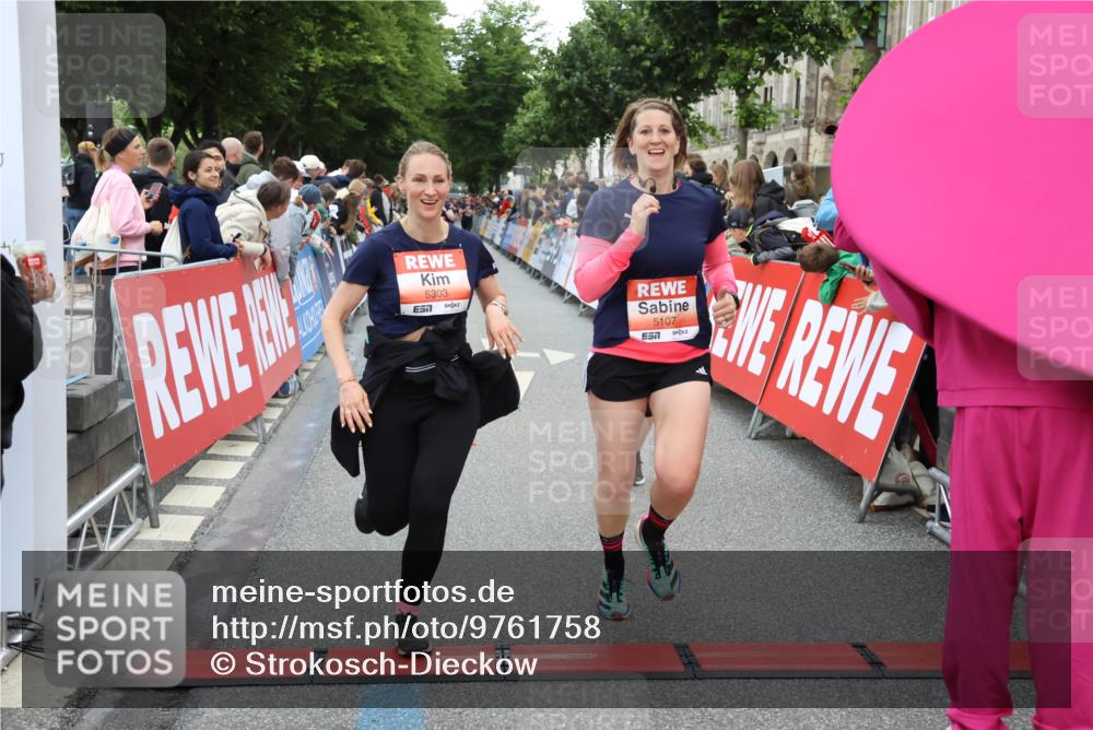 14.06.2026 - REWE Women's Run Strokosch-Dieckow http://msf.ph/oto/9761758 14.06.2026 10:58:30 Ziel 5107, 5111, 5303, 5320, 5871, 5898, 5980 meine-sportfotos.de