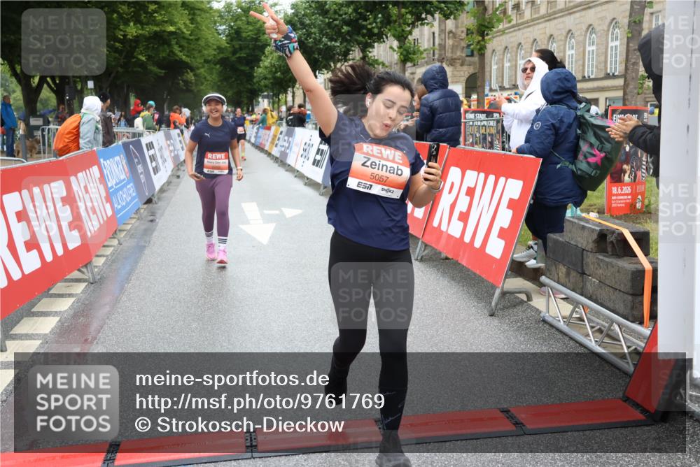 14.06.2026 - REWE Women's Run Strokosch-Dieckow http://msf.ph/oto/9761769 14.06.2026 11:13:37 Ziel 5057, 5252, 5537, 5564, 5645, 5678, 5726, 5936, 5955, 6033, 6059 meine-sportfotos.de