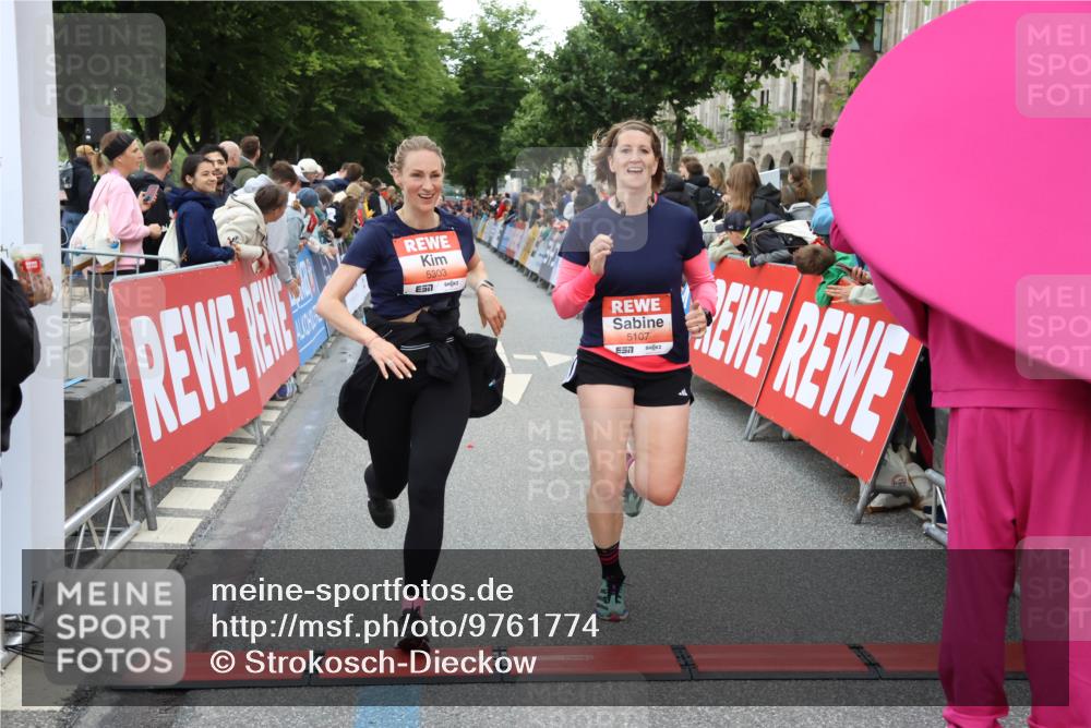 14.06.2026 - REWE Women's Run Strokosch-Dieckow http://msf.ph/oto/9761774 14.06.2026 10:58:30 Ziel 5107, 5111, 5303, 5320, 5871, 5898, 5980 meine-sportfotos.de