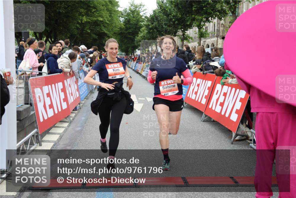 14.06.2026 - REWE Women's Run Strokosch-Dieckow http://msf.ph/oto/9761796 14.06.2026 10:58:30 Ziel 5107, 5111, 5303, 5320, 5871, 5898, 5980 meine-sportfotos.de
