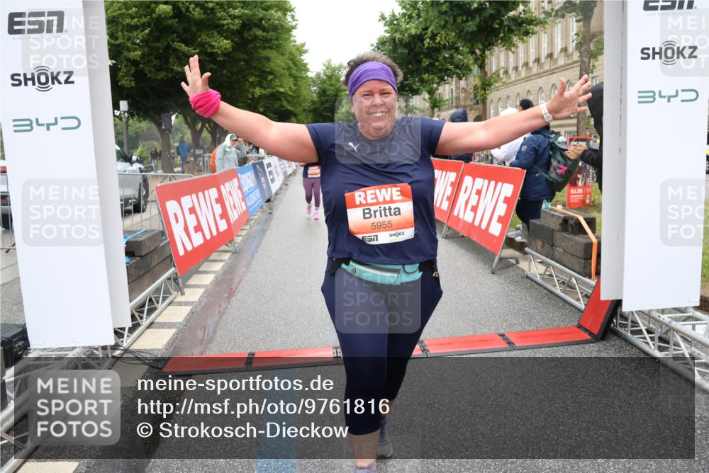 14.06.2026 - REWE Women's Run Strokosch-Dieckow http://msf.ph/oto/9761816 14.06.2026 11:13:36 Ziel 5057, 5252, 5537, 5564, 5645, 5678, 5726, 5936, 5955, 6033, 6059 meine-sportfotos.de