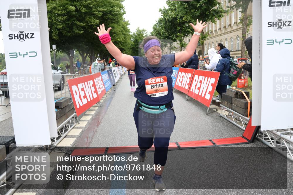14.06.2026 - REWE Women's Run Strokosch-Dieckow http://msf.ph/oto/9761848 14.06.2026 11:13:36 Ziel 5057, 5252, 5537, 5564, 5645, 5678, 5726, 5936, 5955, 6033, 6059 meine-sportfotos.de