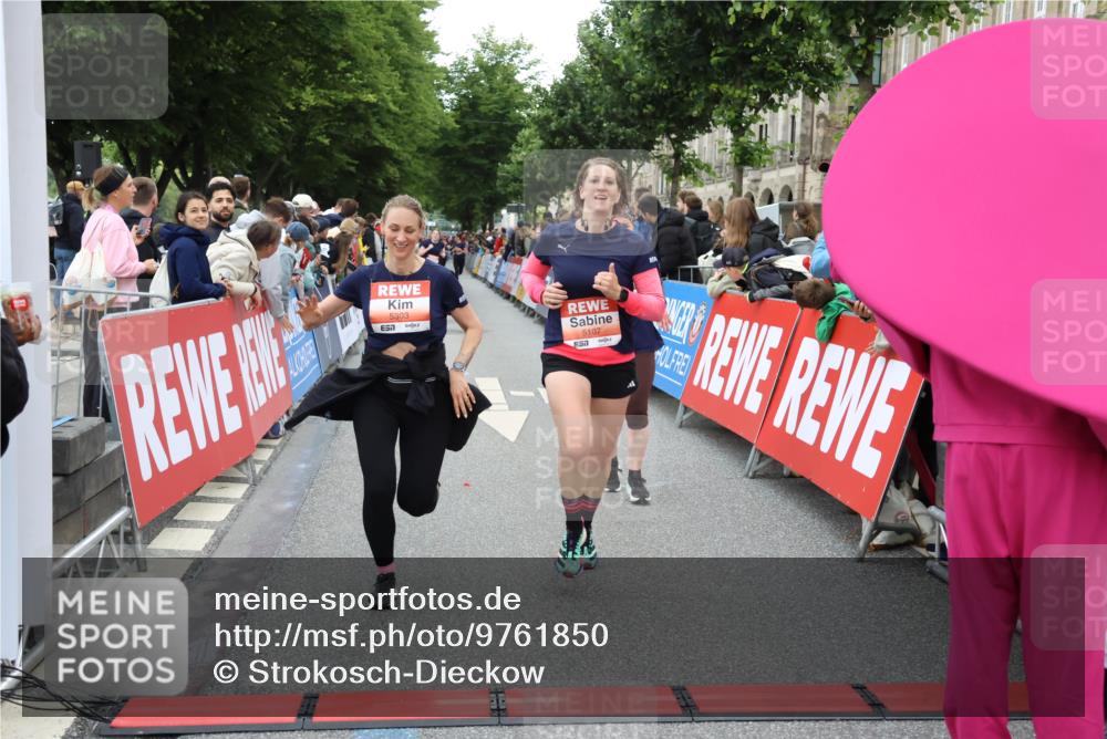14.06.2026 - REWE Women's Run Strokosch-Dieckow http://msf.ph/oto/9761850 14.06.2026 10:58:29 Ziel 5107, 5111, 5303, 5320, 5871, 5898 meine-sportfotos.de