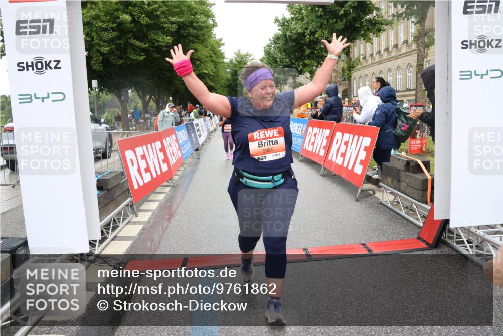 14.06.2026 - REWE Women's Run Strokosch-Dieckow http://msf.ph/oto/9761862 14.06.2026 11:13:36 Ziel 5057, 5252, 5537, 5564, 5645, 5678, 5726, 5936, 5955, 6033, 6059 meine-sportfotos.de