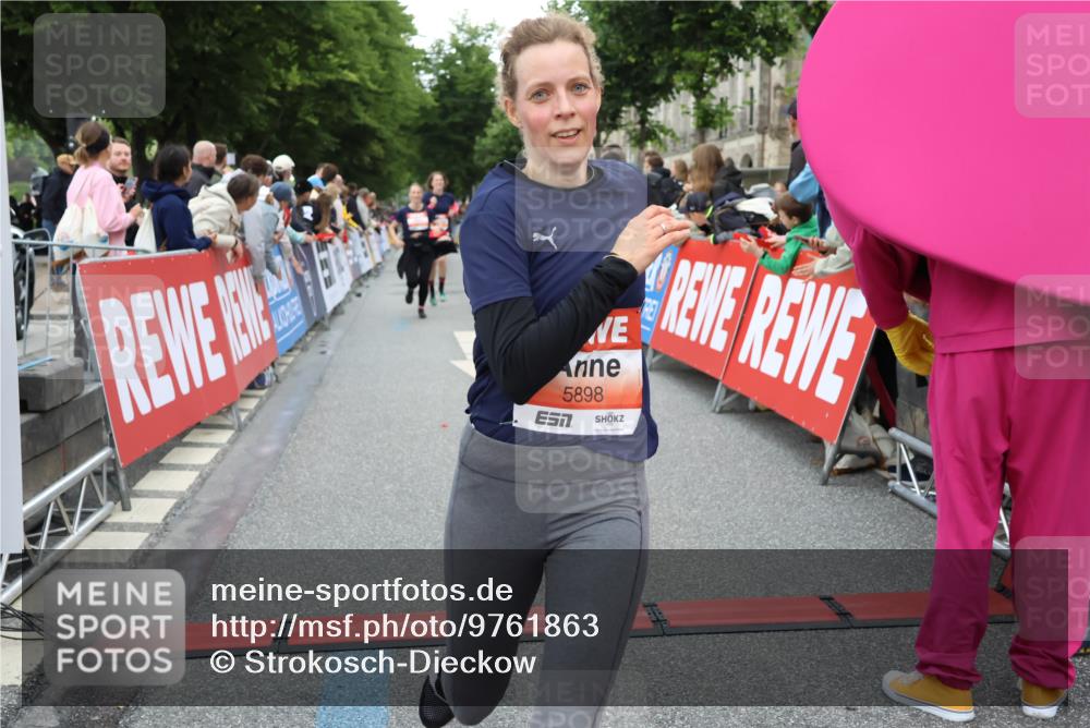 14.06.2026 - REWE Women's Run Strokosch-Dieckow http://msf.ph/oto/9761863 14.06.2026 10:58:26 Ziel 5107, 5111, 5113, 5303, 5320, 5679, 5898 meine-sportfotos.de