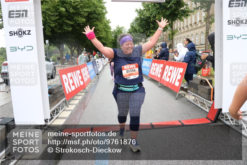 14.06.2026 - REWE Women's Run Strokosch-Dieckow http://msf.ph/oto/9761876 14.06.2026 11:13:36 Ziel 5057, 5252, 5537, 5564, 5645, 5678, 5726, 5936, 5955, 6033, 6059 meine-sportfotos.de