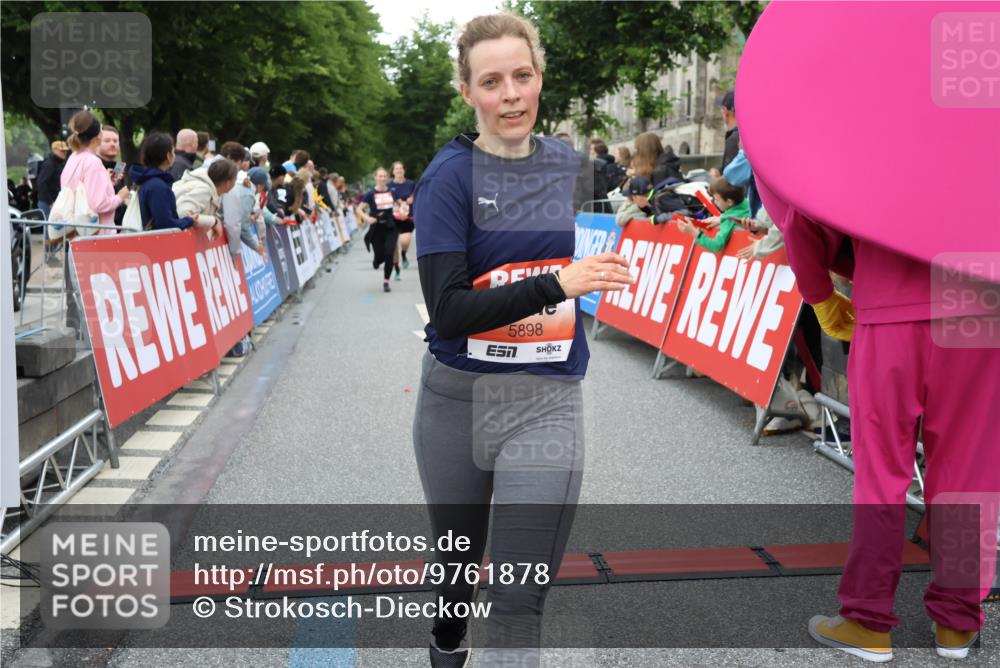 14.06.2026 - REWE Women's Run Strokosch-Dieckow http://msf.ph/oto/9761878 14.06.2026 10:58:26 Ziel 5107, 5111, 5113, 5303, 5320, 5679, 5898 meine-sportfotos.de