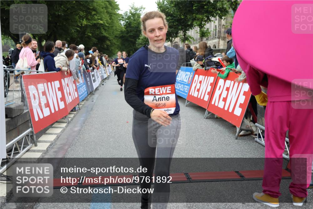 14.06.2026 - REWE Women's Run Strokosch-Dieckow http://msf.ph/oto/9761892 14.06.2026 10:58:26 Ziel 5107, 5111, 5113, 5303, 5320, 5679, 5898 meine-sportfotos.de