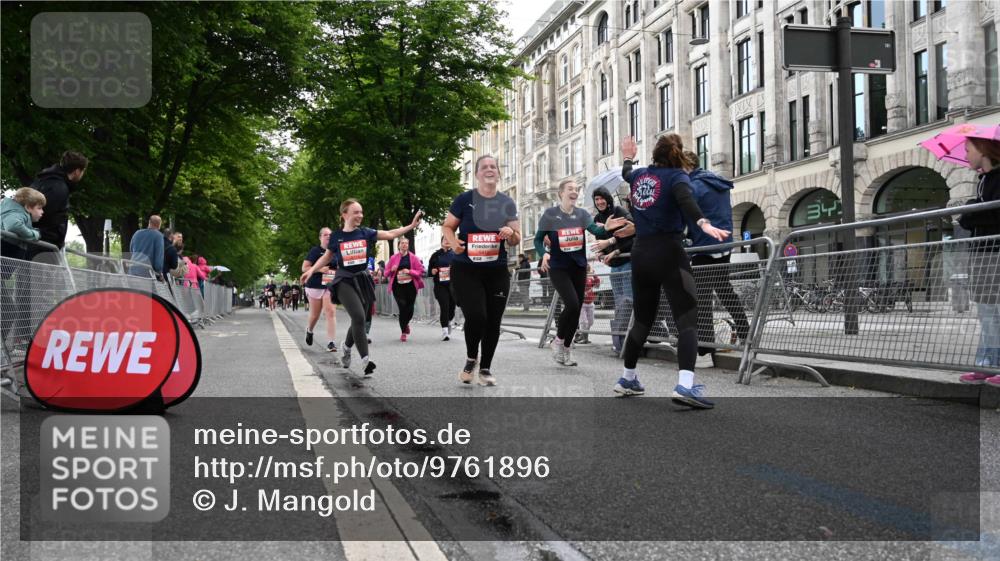 14.06.2026 - REWE Women's Run J. Mangold http://msf.ph/oto/9761896 14.06.2026 11:07:10 Ziel 5116, 5118, 5119, 5122, 5281, 5319, 5412, 5476, 5502, 5728, 5803, 5808 meine-sportfotos.de