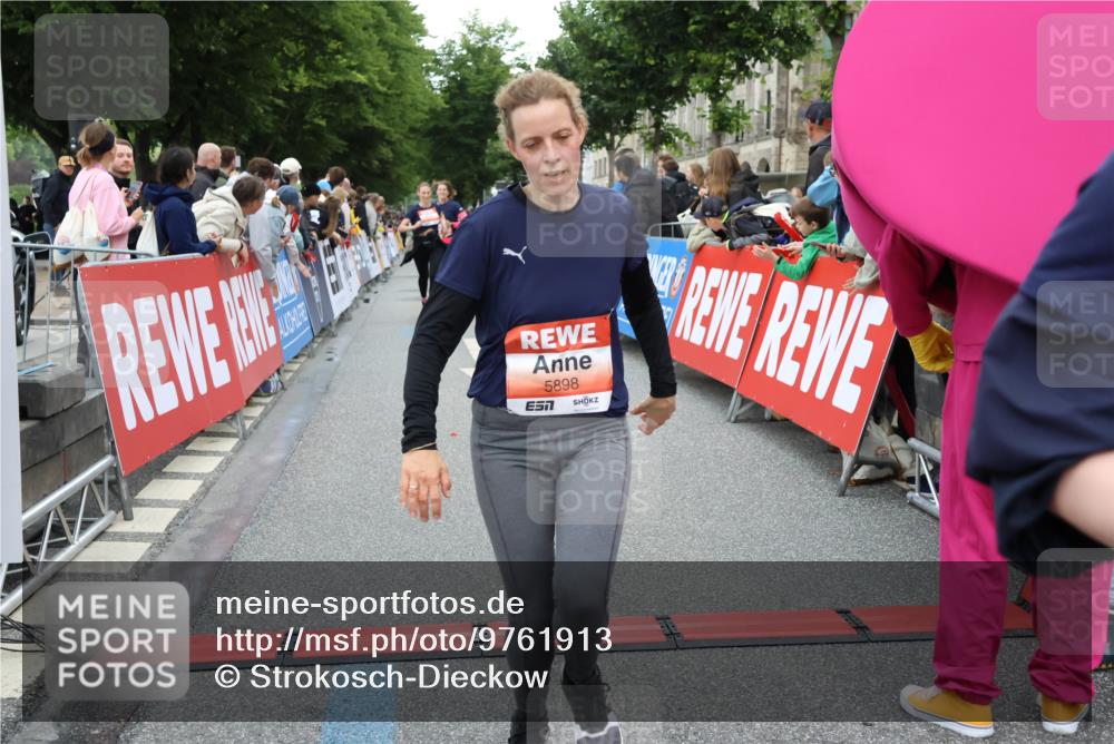 14.06.2026 - REWE Women's Run Strokosch-Dieckow http://msf.ph/oto/9761913 14.06.2026 10:58:26 Ziel 5107, 5111, 5113, 5303, 5320, 5679, 5898 meine-sportfotos.de