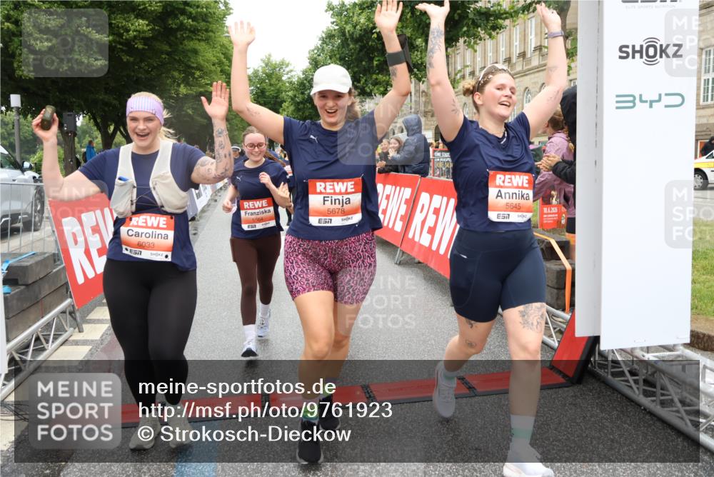 14.06.2026 - REWE Women's Run Strokosch-Dieckow http://msf.ph/oto/9761923 14.06.2026 11:13:33 Ziel 5057, 5383, 5537, 5564, 5645, 5678, 5726, 5936, 5955, 6033, 6059 meine-sportfotos.de