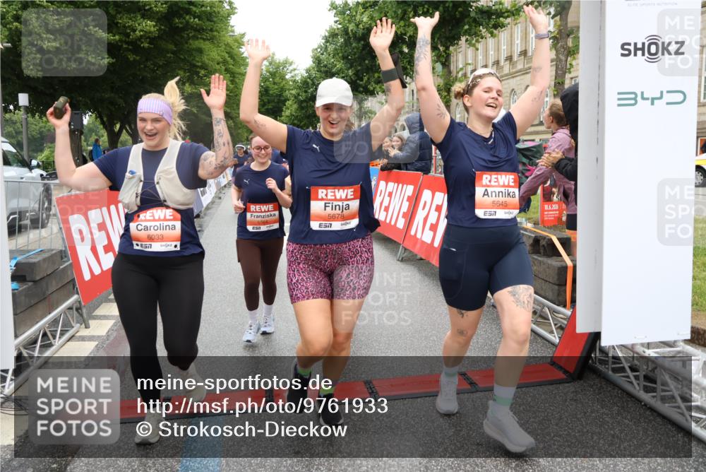 14.06.2026 - REWE Women's Run Strokosch-Dieckow http://msf.ph/oto/9761933 14.06.2026 11:13:33 Ziel 5057, 5383, 5537, 5564, 5645, 5678, 5726, 5936, 5955, 6033, 6059 meine-sportfotos.de