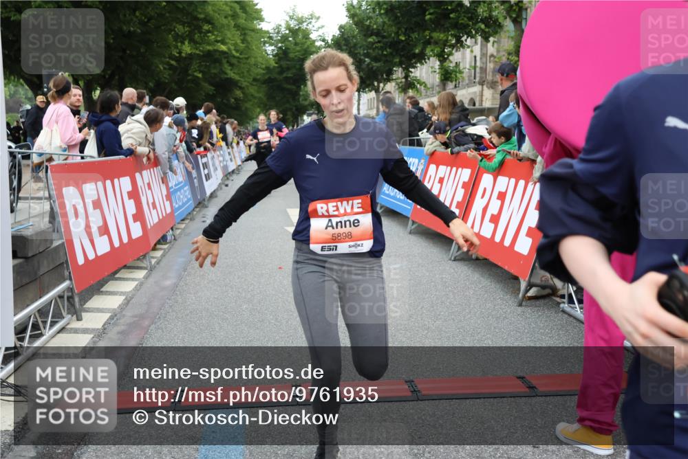 14.06.2026 - REWE Women's Run Strokosch-Dieckow http://msf.ph/oto/9761935 14.06.2026 10:58:26 Ziel 5107, 5111, 5113, 5303, 5320, 5679, 5898 meine-sportfotos.de