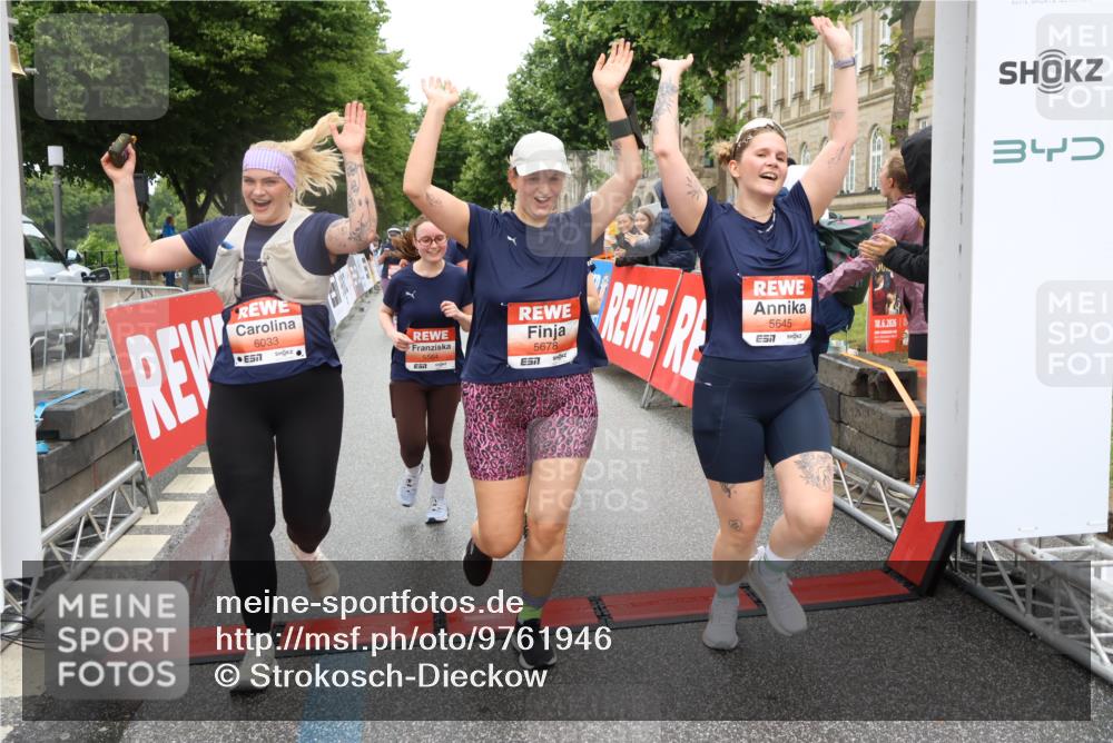 14.06.2026 - REWE Women's Run Strokosch-Dieckow http://msf.ph/oto/9761946 14.06.2026 11:13:33 Ziel 5057, 5383, 5537, 5564, 5645, 5678, 5726, 5936, 5955, 6033, 6059 meine-sportfotos.de