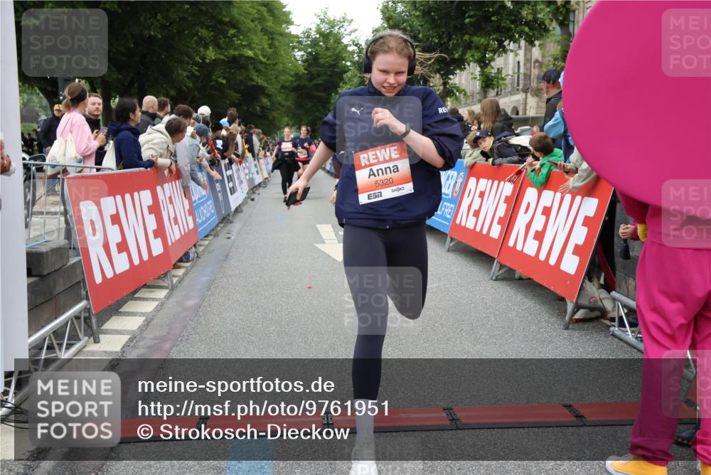 14.06.2026 - REWE Women's Run Strokosch-Dieckow http://msf.ph/oto/9761951 14.06.2026 10:58:25 Ziel 5111, 5113, 5303, 5320, 5679, 5898 meine-sportfotos.de