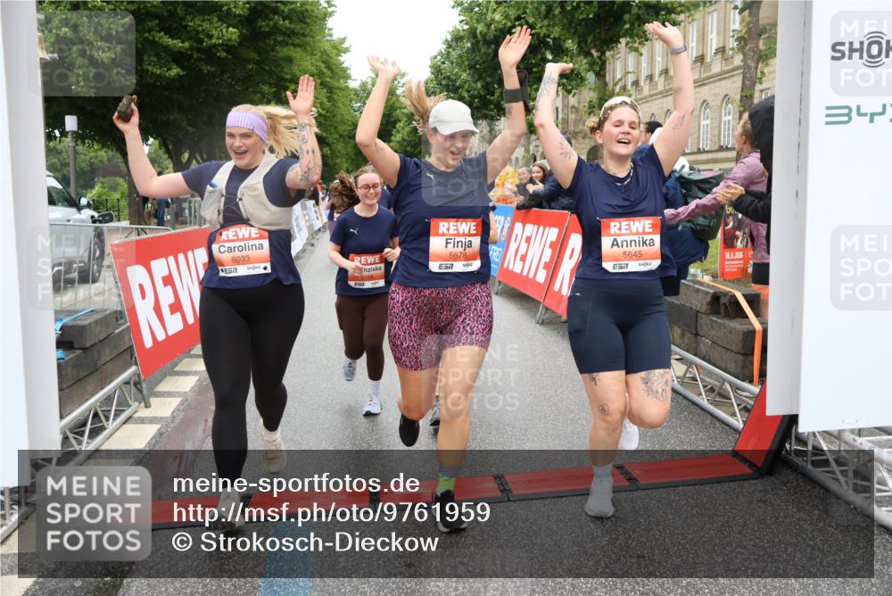 14.06.2026 - REWE Women's Run Strokosch-Dieckow http://msf.ph/oto/9761959 14.06.2026 11:13:33 Ziel 5057, 5383, 5537, 5564, 5645, 5678, 5726, 5936, 5955, 6033, 6059 meine-sportfotos.de