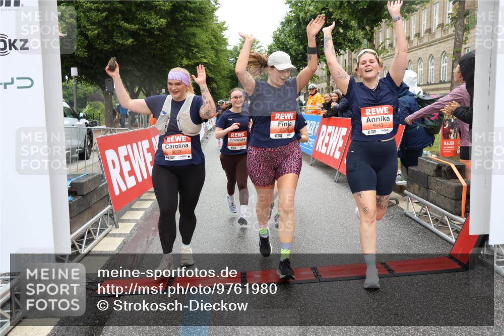 14.06.2026 - REWE Women's Run Strokosch-Dieckow http://msf.ph/oto/9761980 14.06.2026 11:13:33 Ziel 5057, 5383, 5537, 5564, 5645, 5678, 5726, 5936, 5955, 6033, 6059 meine-sportfotos.de