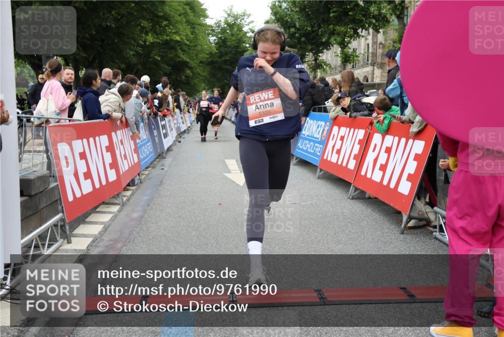 14.06.2026 - REWE Women's Run Strokosch-Dieckow http://msf.ph/oto/9761990 14.06.2026 10:58:25 Ziel 5111, 5113, 5303, 5320, 5679, 5898 meine-sportfotos.de