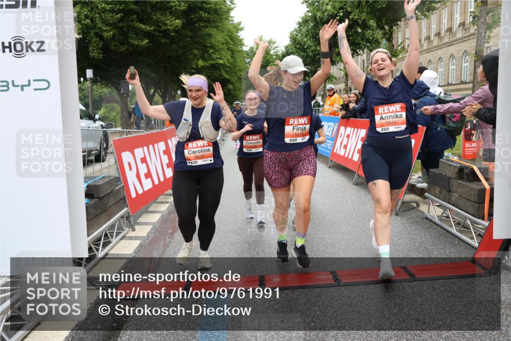 14.06.2026 - REWE Women's Run Strokosch-Dieckow http://msf.ph/oto/9761991 14.06.2026 11:13:33 Ziel 5057, 5383, 5537, 5564, 5645, 5678, 5726, 5936, 5955, 6033, 6059 meine-sportfotos.de