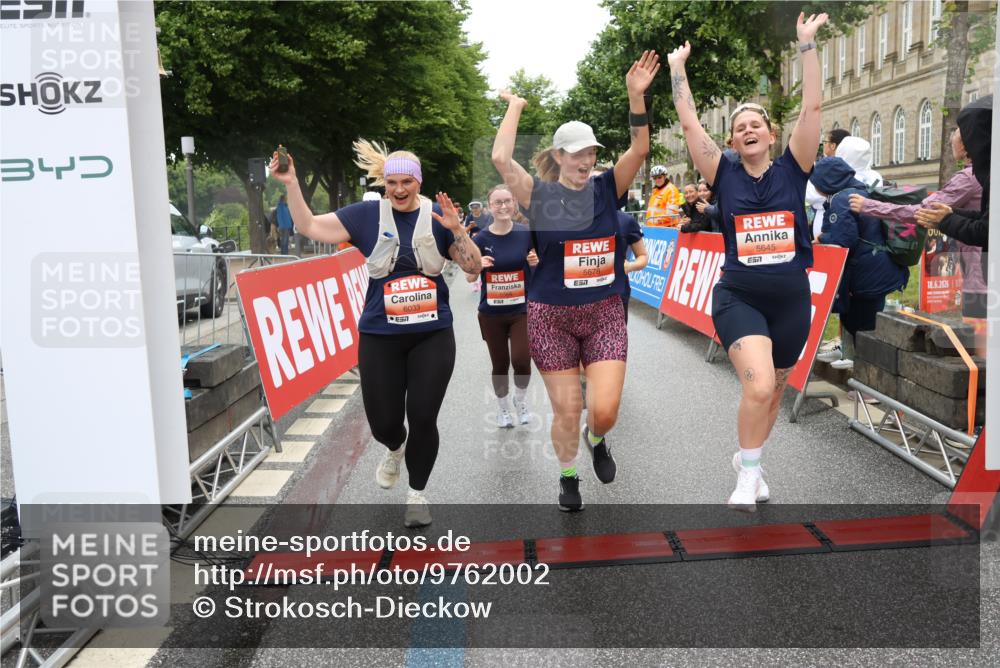 14.06.2026 - REWE Women's Run Strokosch-Dieckow http://msf.ph/oto/9762002 14.06.2026 11:13:33 Ziel 5057, 5383, 5537, 5564, 5645, 5678, 5726, 5936, 5955, 6033, 6059 meine-sportfotos.de