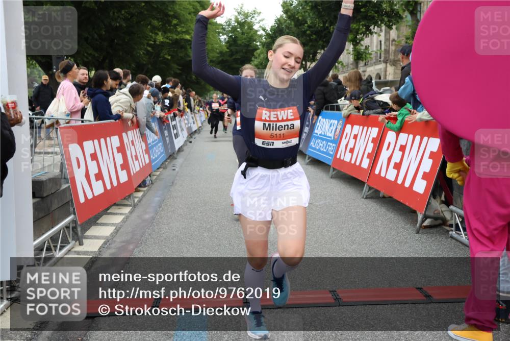 14.06.2026 - REWE Women's Run Strokosch-Dieckow http://msf.ph/oto/9762019 14.06.2026 10:58:24 Ziel 5111, 5113, 5320, 5679, 5898 meine-sportfotos.de