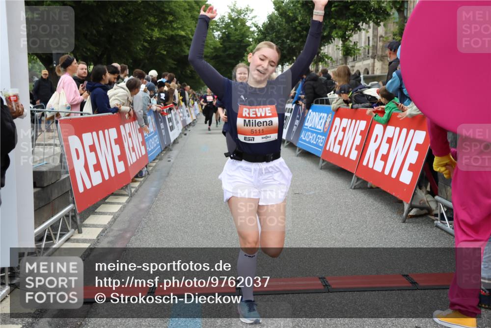 14.06.2026 - REWE Women's Run Strokosch-Dieckow http://msf.ph/oto/9762037 14.06.2026 10:58:24 Ziel 5111, 5113, 5320, 5679, 5898 meine-sportfotos.de