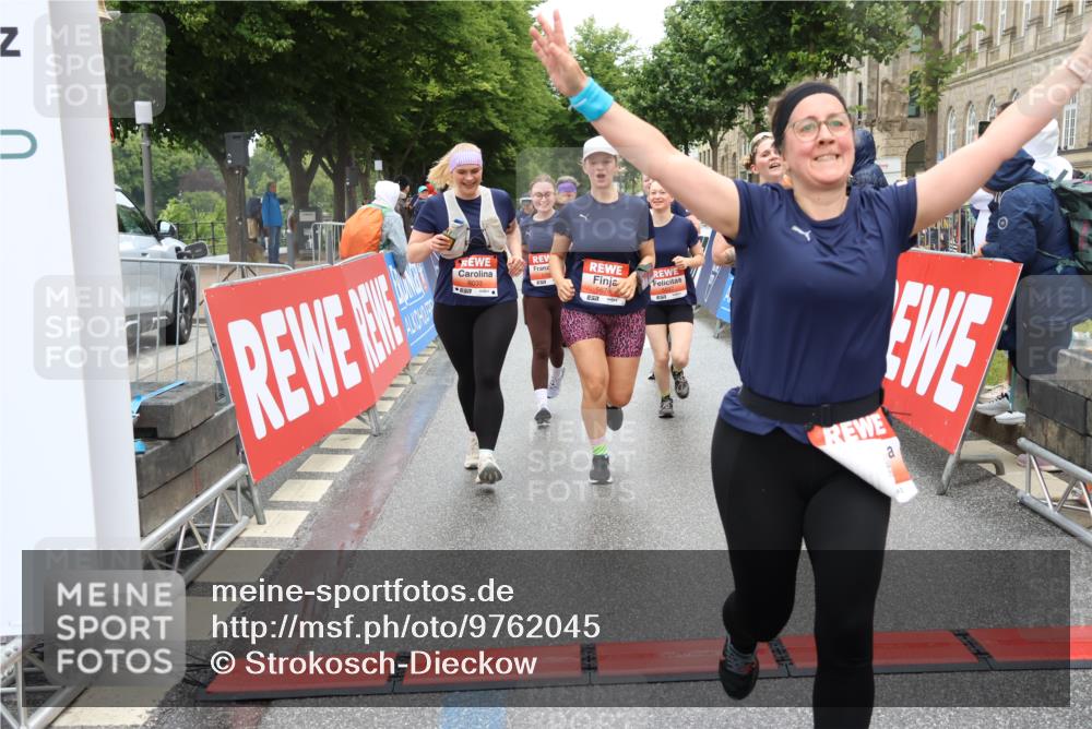 14.06.2026 - REWE Women's Run Strokosch-Dieckow http://msf.ph/oto/9762045 14.06.2026 11:13:32 Ziel 5365, 5383, 5537, 5564, 5645, 5678, 5726, 5936, 5955, 6033, 6059 meine-sportfotos.de