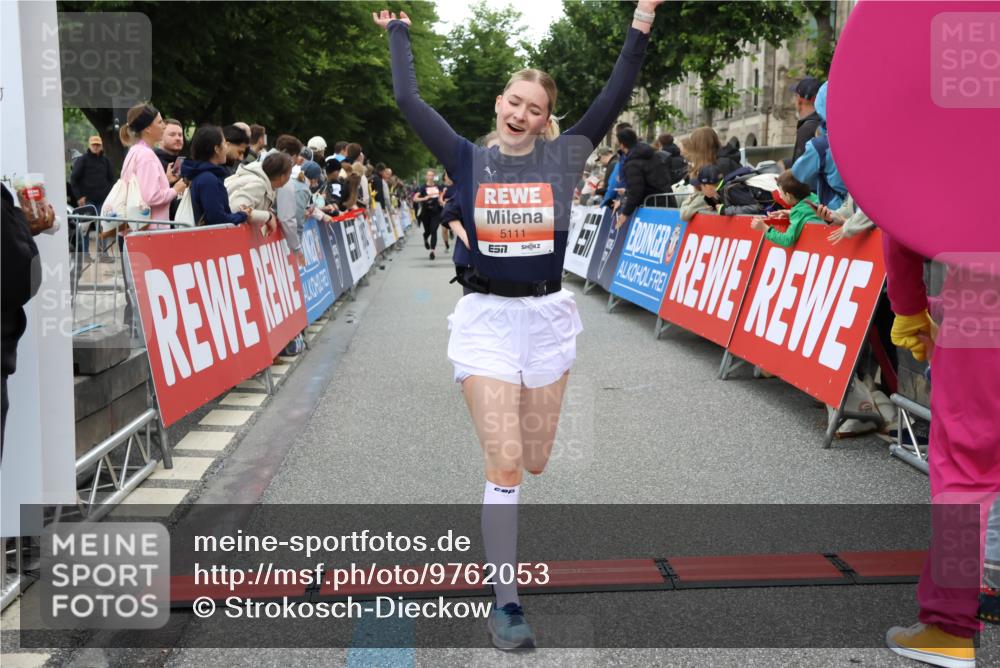14.06.2026 - REWE Women's Run Strokosch-Dieckow http://msf.ph/oto/9762053 14.06.2026 10:58:24 Ziel 5111, 5113, 5320, 5679, 5898 meine-sportfotos.de