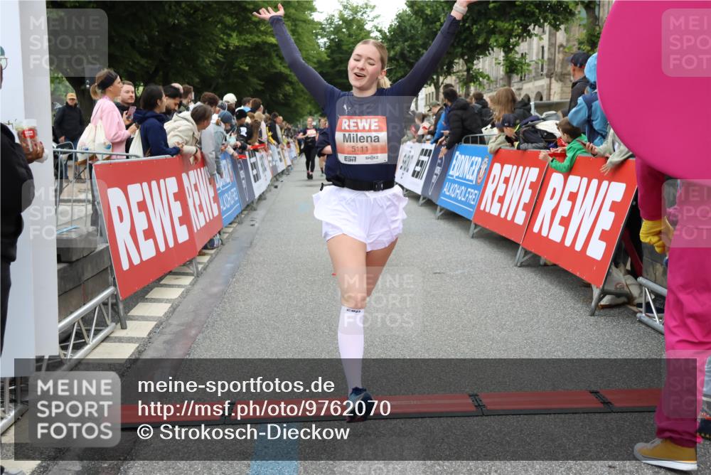 14.06.2026 - REWE Women's Run Strokosch-Dieckow http://msf.ph/oto/9762070 14.06.2026 10:58:24 Ziel 5111, 5113, 5320, 5679, 5898 meine-sportfotos.de