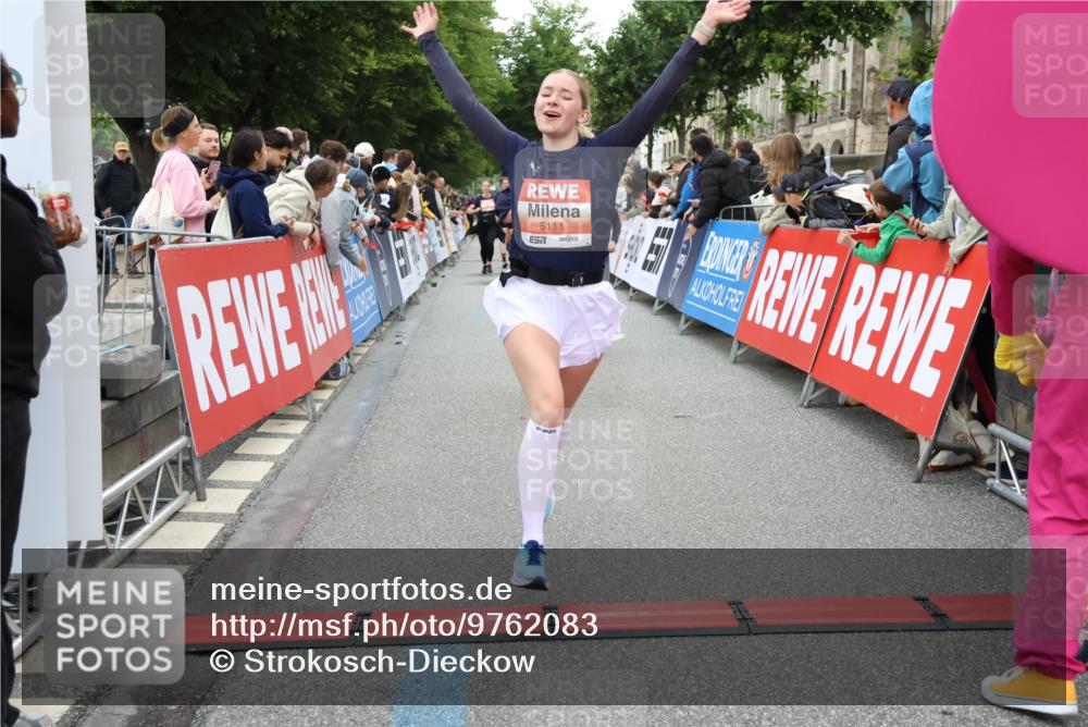 14.06.2026 - REWE Women's Run Strokosch-Dieckow http://msf.ph/oto/9762083 14.06.2026 10:58:24 Ziel 5111, 5113, 5320, 5679, 5898 meine-sportfotos.de