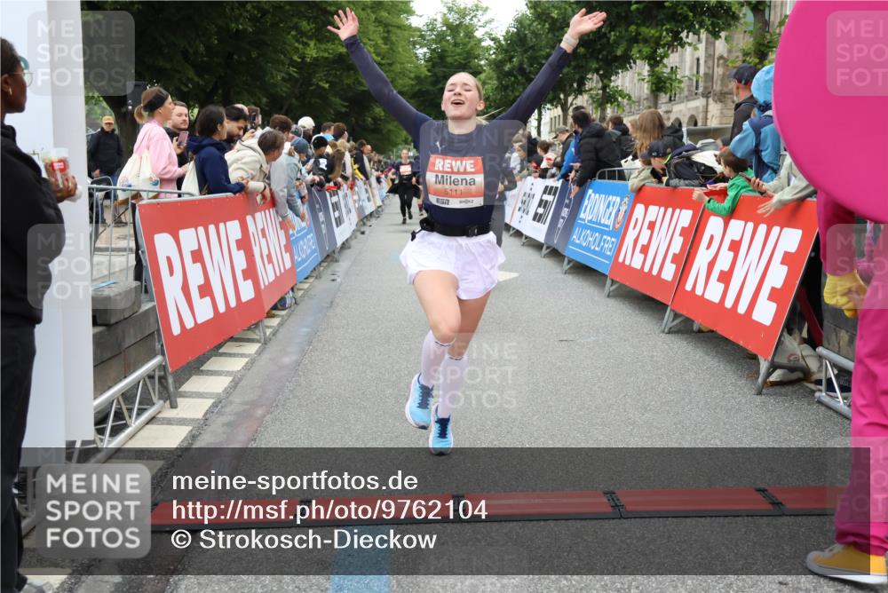 14.06.2026 - REWE Women's Run Strokosch-Dieckow http://msf.ph/oto/9762104 14.06.2026 10:58:24 Ziel 5111, 5113, 5320, 5679, 5898 meine-sportfotos.de