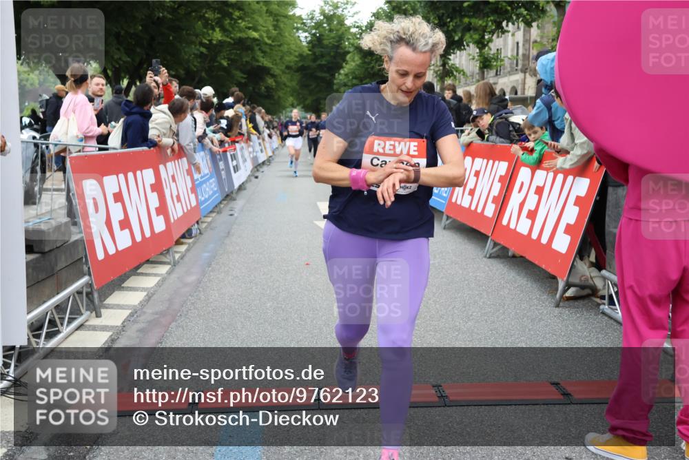 14.06.2026 - REWE Women's Run Strokosch-Dieckow http://msf.ph/oto/9762123 14.06.2026 10:58:20 Ziel 5111, 5113, 5505, 5604, 5679 meine-sportfotos.de