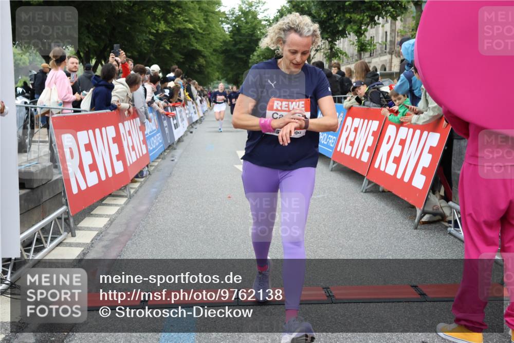 14.06.2026 - REWE Women's Run Strokosch-Dieckow http://msf.ph/oto/9762138 14.06.2026 10:58:20 Ziel 5111, 5113, 5505, 5604, 5679 meine-sportfotos.de