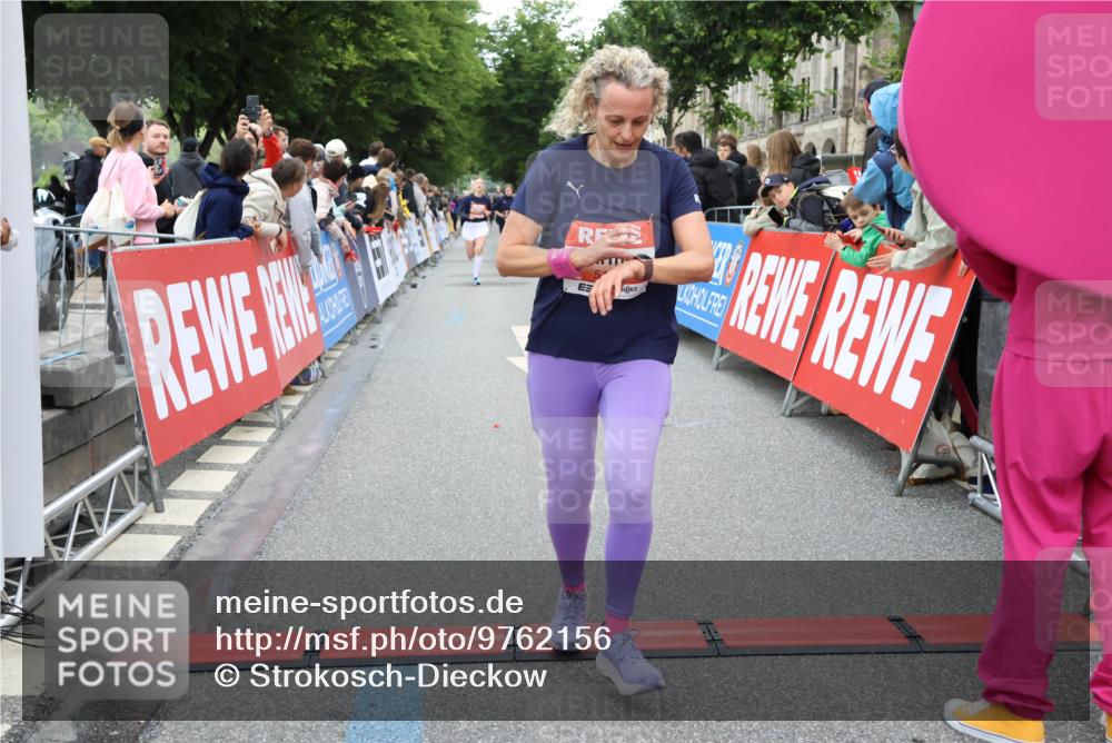 14.06.2026 - REWE Women's Run Strokosch-Dieckow http://msf.ph/oto/9762156 14.06.2026 10:58:20 Ziel 5111, 5113, 5505, 5604, 5679 meine-sportfotos.de