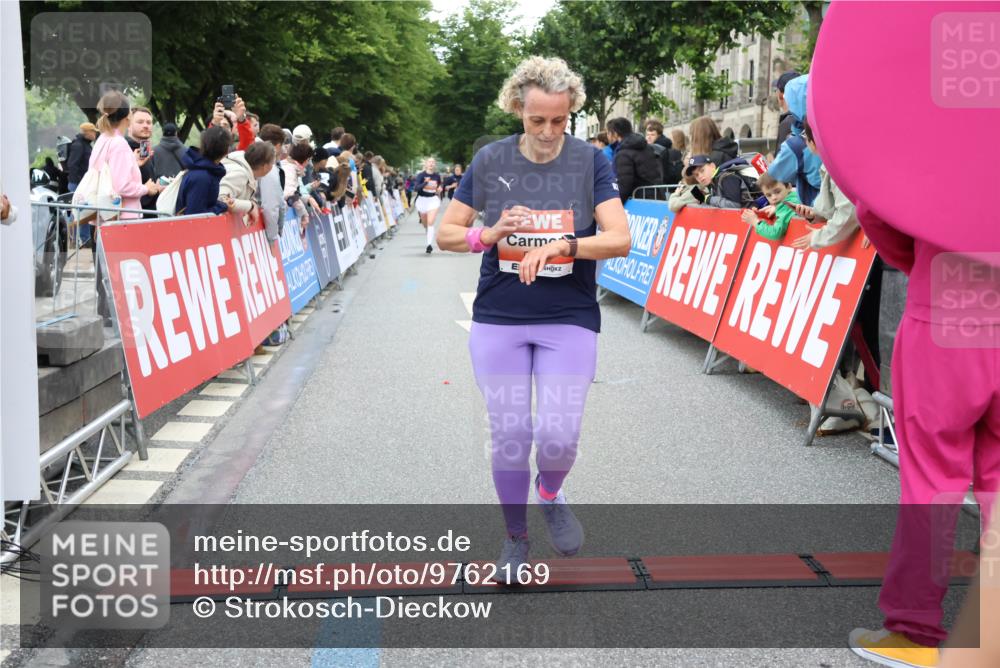 14.06.2026 - REWE Women's Run Strokosch-Dieckow http://msf.ph/oto/9762169 14.06.2026 10:58:20 Ziel 5111, 5113, 5505, 5604, 5679 meine-sportfotos.de