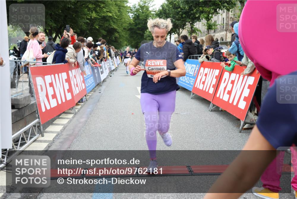 14.06.2026 - REWE Women's Run Strokosch-Dieckow http://msf.ph/oto/9762181 14.06.2026 10:58:20 Ziel 5111, 5113, 5505, 5604, 5679 meine-sportfotos.de