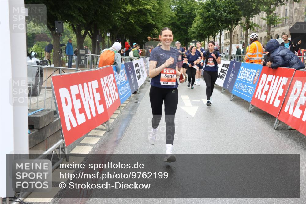 14.06.2026 - REWE Women's Run Strokosch-Dieckow http://msf.ph/oto/9762199 14.06.2026 11:13:27 Ziel 5299, 5365, 5383, 5426, 5726, 5936 meine-sportfotos.de