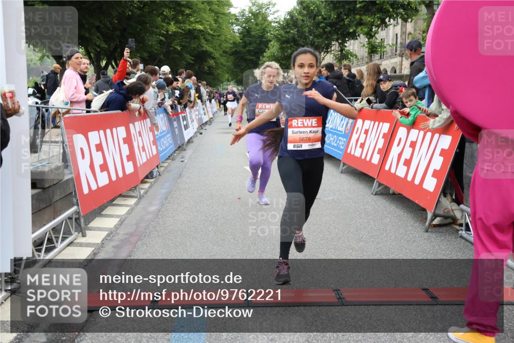 14.06.2026 - REWE Women's Run Strokosch-Dieckow http://msf.ph/oto/9762221 14.06.2026 10:58:19 Ziel 5113, 5505, 5581, 5604, 5679, 5686 meine-sportfotos.de