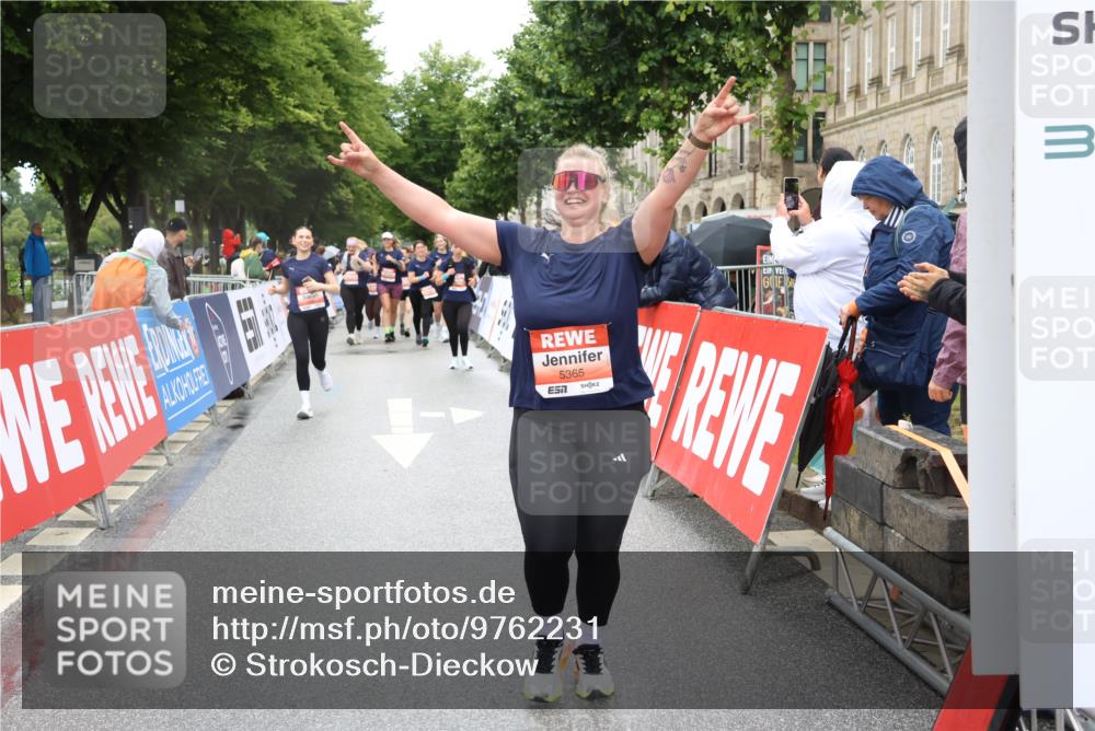 14.06.2026 - REWE Women's Run Strokosch-Dieckow http://msf.ph/oto/9762231 14.06.2026 11:13:24 Ziel 5299, 5300, 5365, 5383, 5426 meine-sportfotos.de