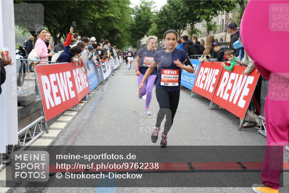 14.06.2026 - REWE Women's Run Strokosch-Dieckow http://msf.ph/oto/9762238 14.06.2026 10:58:19 Ziel 5113, 5505, 5581, 5604, 5679, 5686 meine-sportfotos.de